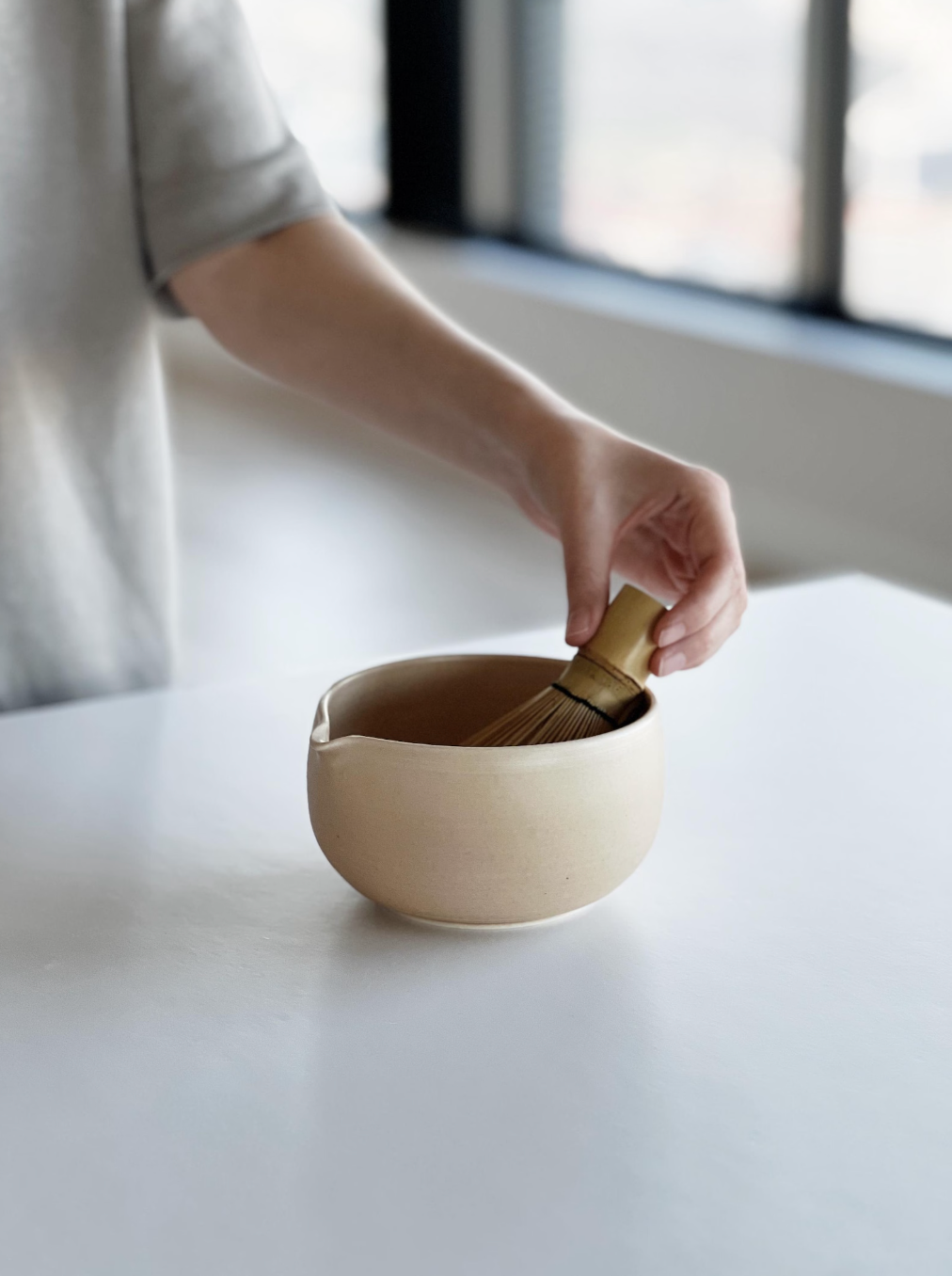 Handmade Beige Porcelain Matcha Bowl Set with Spout – Ceramic Chawan & Whisk Holder for Traditional Tea Ritual – Japanese Style Matcha Set (Bowl 450ml)