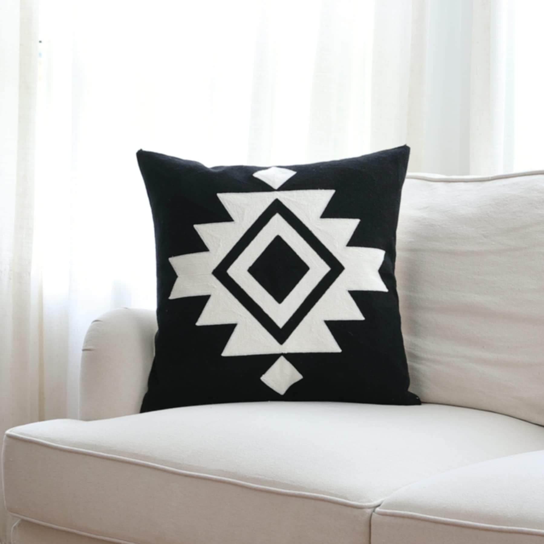 Aztec Black and White Throw Pillow Cover, Boho Tribal Geometric Cushion Case, Modern Farmhouse Decor, 18x18 Inches, Cotton Canvas Pillowcase for Couch Sofa Bed