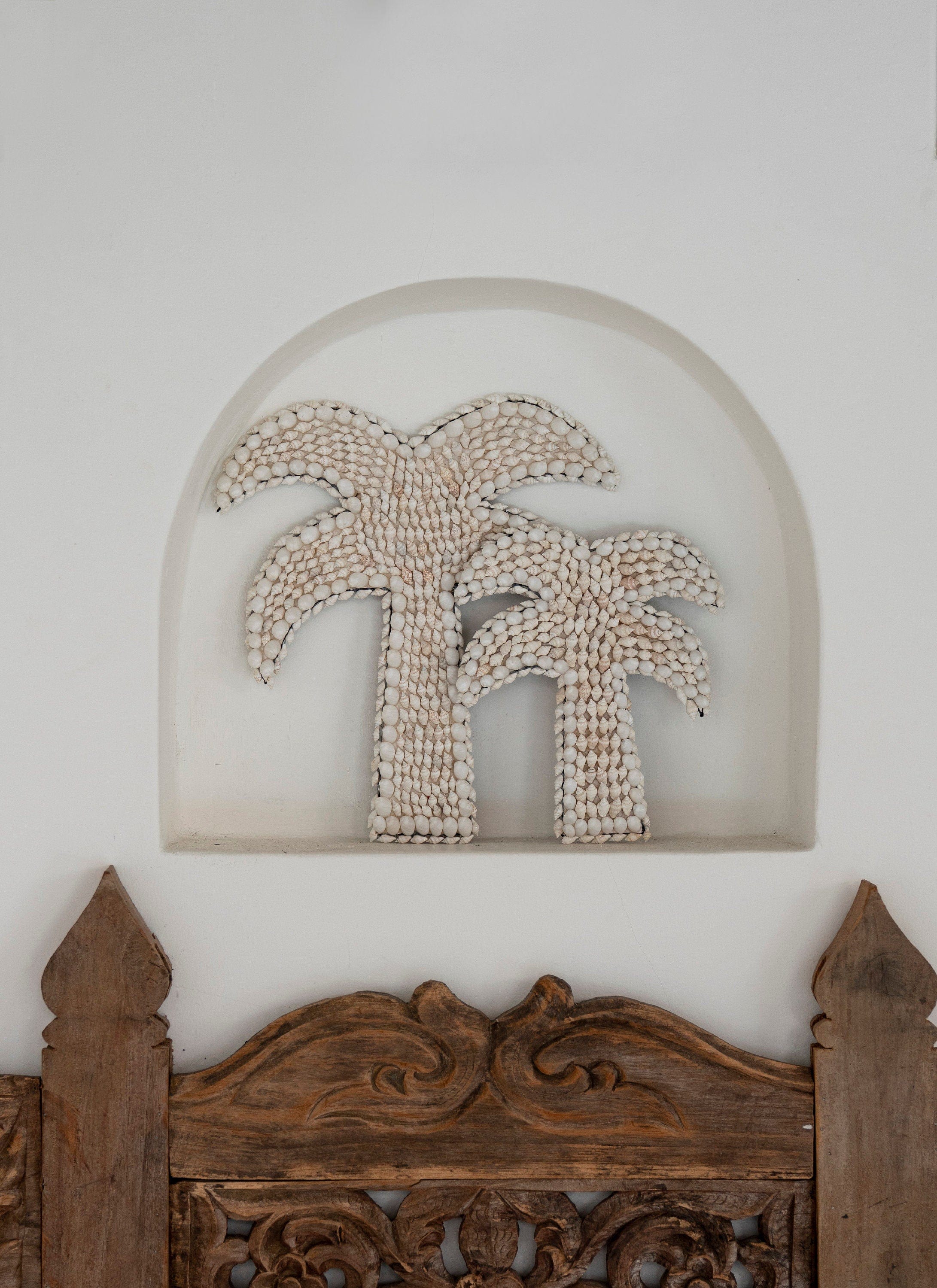 Boho Palm Tree Wall Decor - Handcrafted Coastal Art with White Shells 18 cm