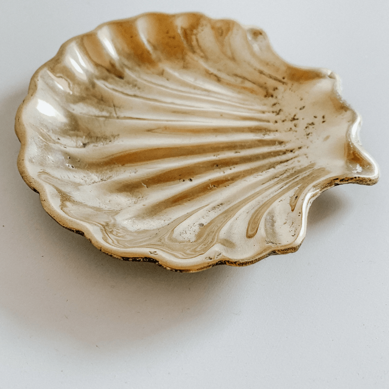 Elegant Brass Scallop Shell Trinket Dish – Coastal Decor for Home or Office