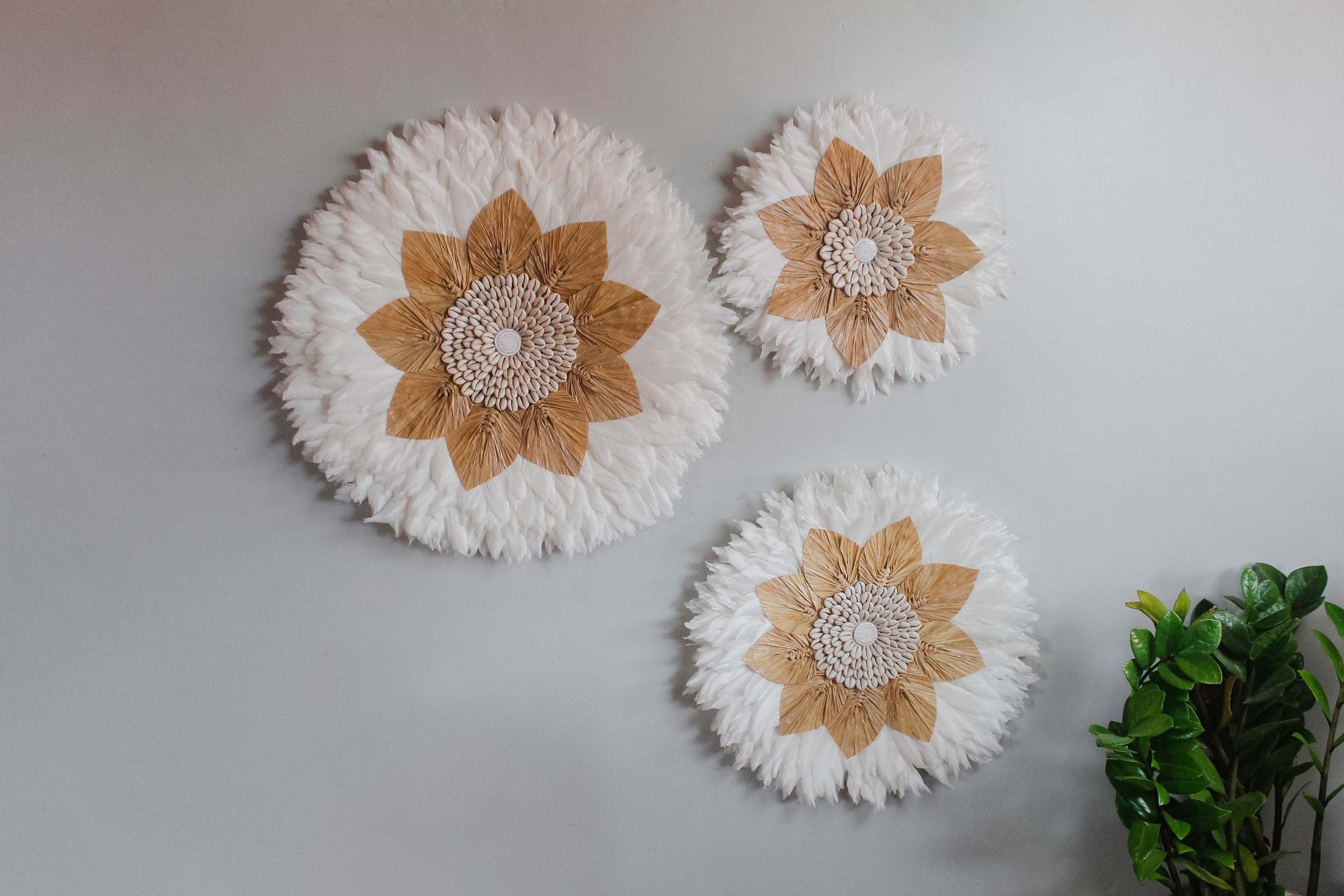 JUJU Feathers Wall Decor Set of 3 with Cowrie Shells - White and Brown Boho Wall Hanging, Natural Seagrass, Coastal Beach House Ornament, Perfect for Living Room or Bedroom