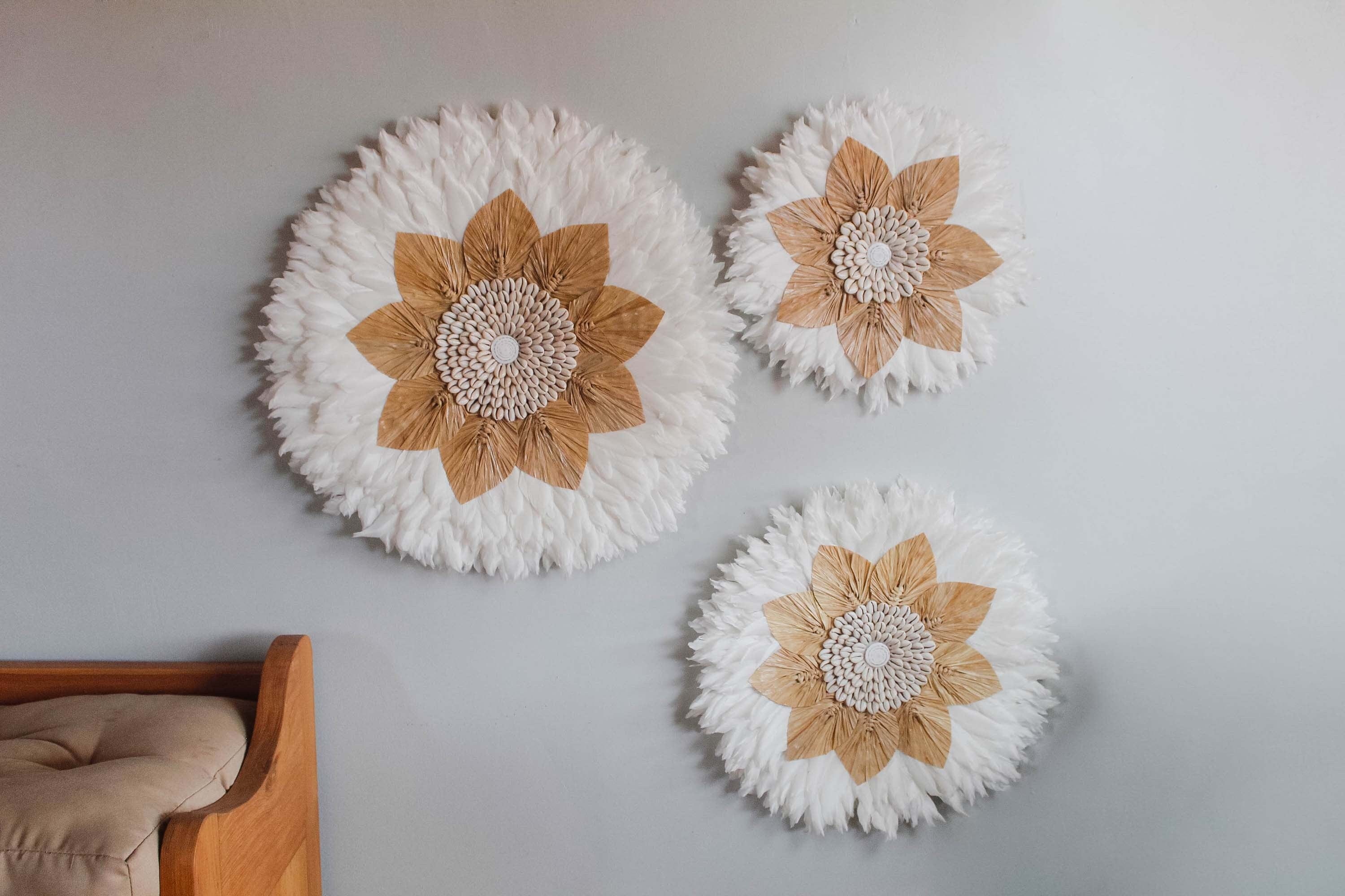 JUJU Feathers Wall Decor Set of 3 with Cowrie Shells - White and Brown Boho Wall Hanging, Natural Seagrass, Coastal Beach House Ornament, Perfect for Living Room or Bedroom