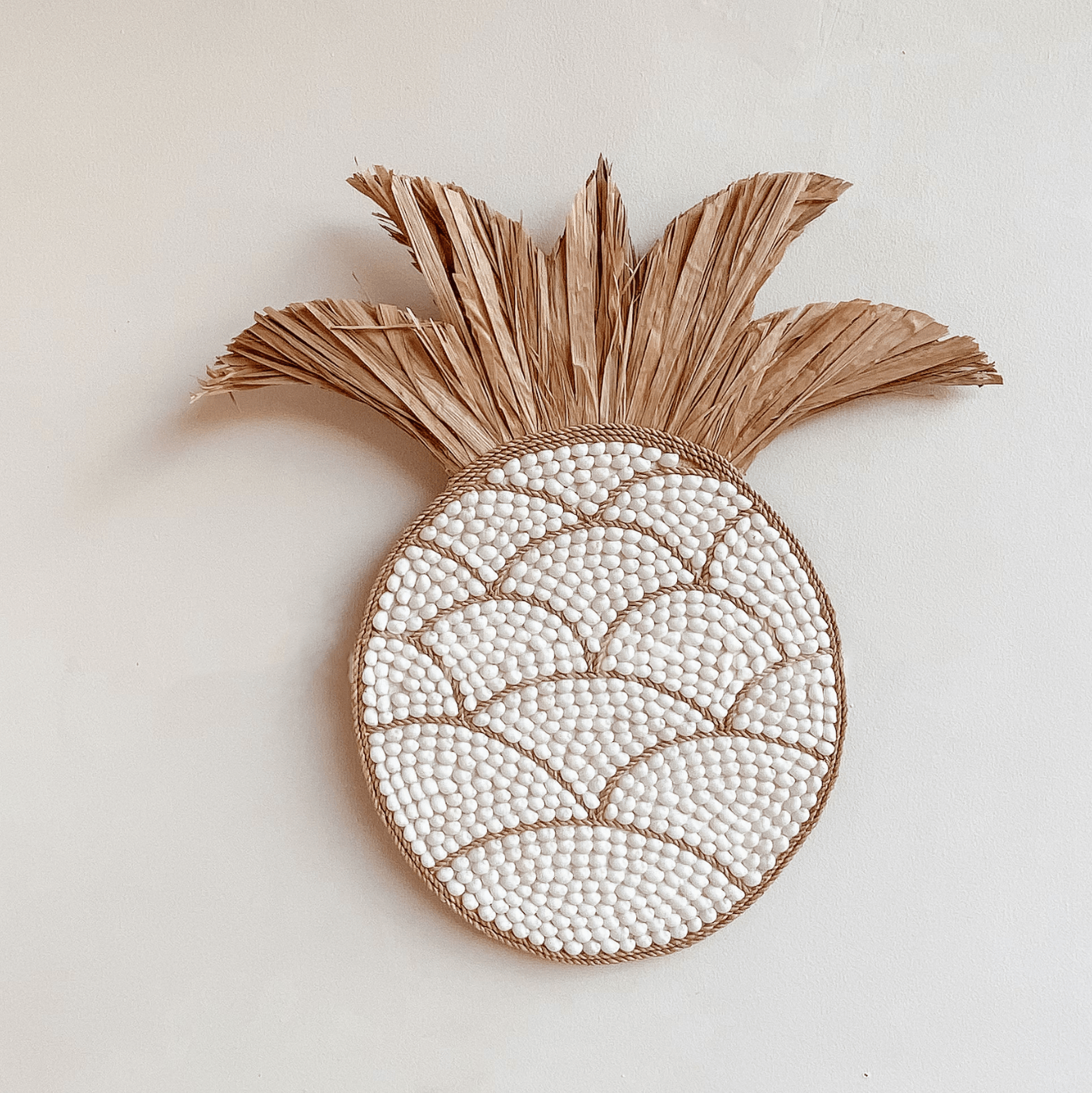 Pineapple Shell Raffia Wall Hanging – Coastal Boho Decor White