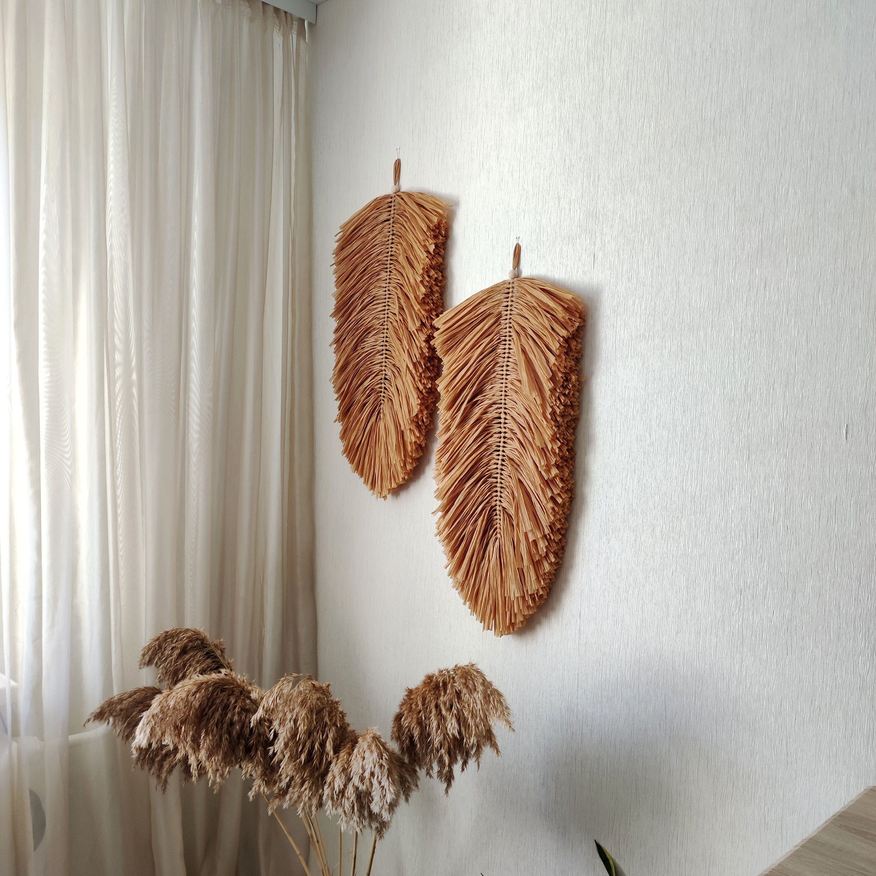 Raffia Macrame Wall Hanging – Boho Feather Leaf Decor, Eco-Friendly, Perfect for Bedrooms and Living Spaces