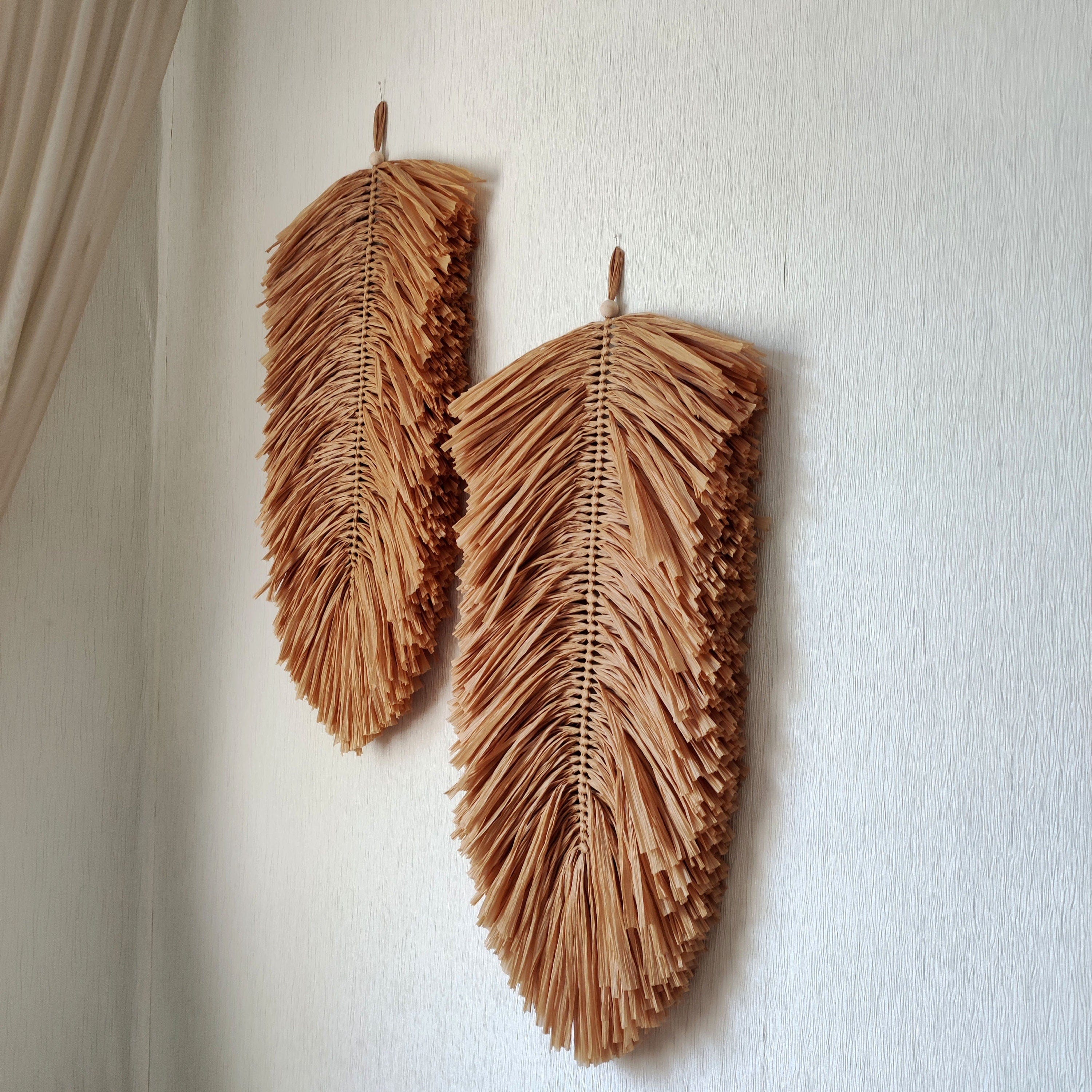 Raffia Macrame Wall Hanging – Boho Feather Leaf Decor, Eco-Friendly, Perfect for Bedrooms and Living Spaces