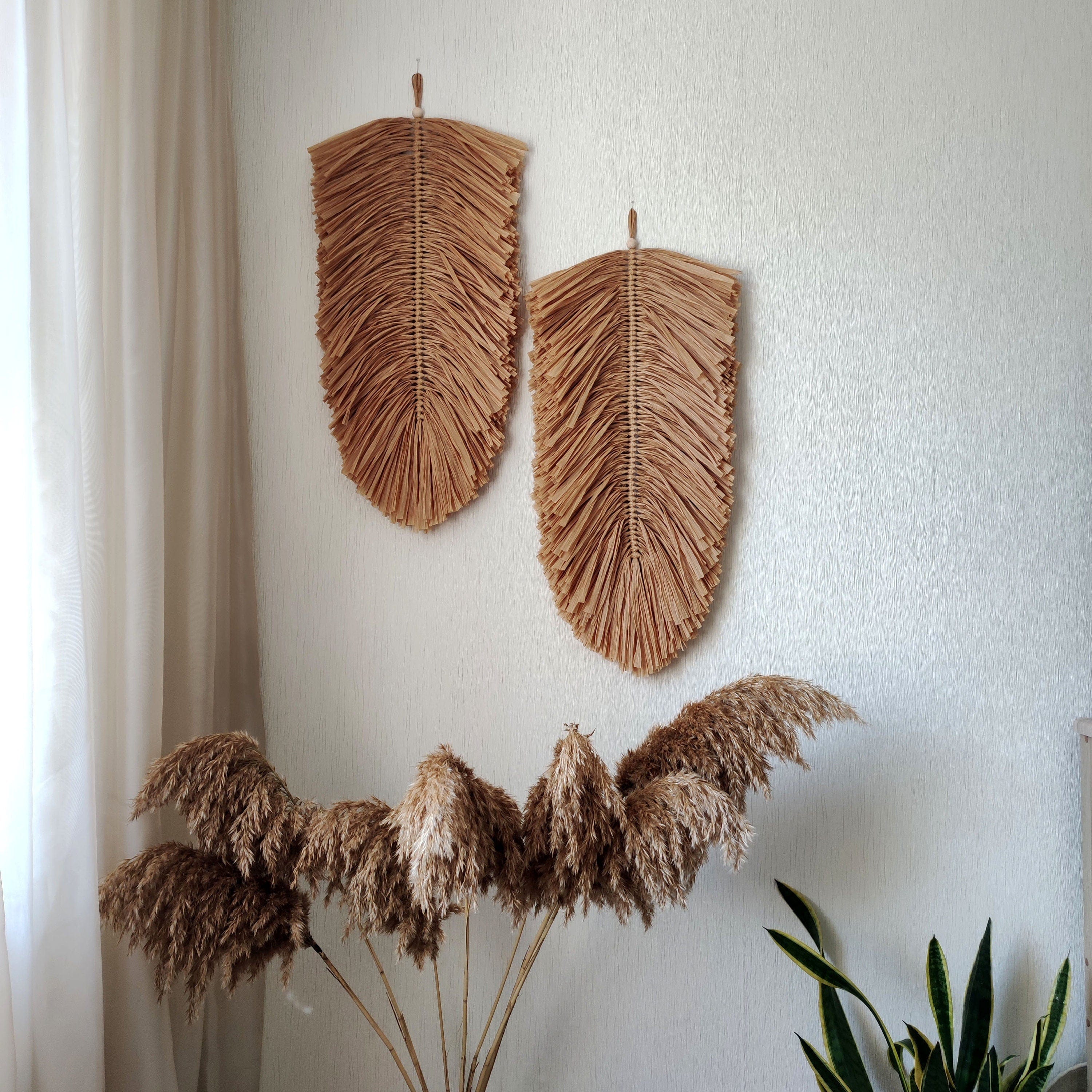 Raffia Macrame Wall Hanging – Boho Feather Leaf Decor, Eco-Friendly, Perfect for Bedrooms and Living Spaces