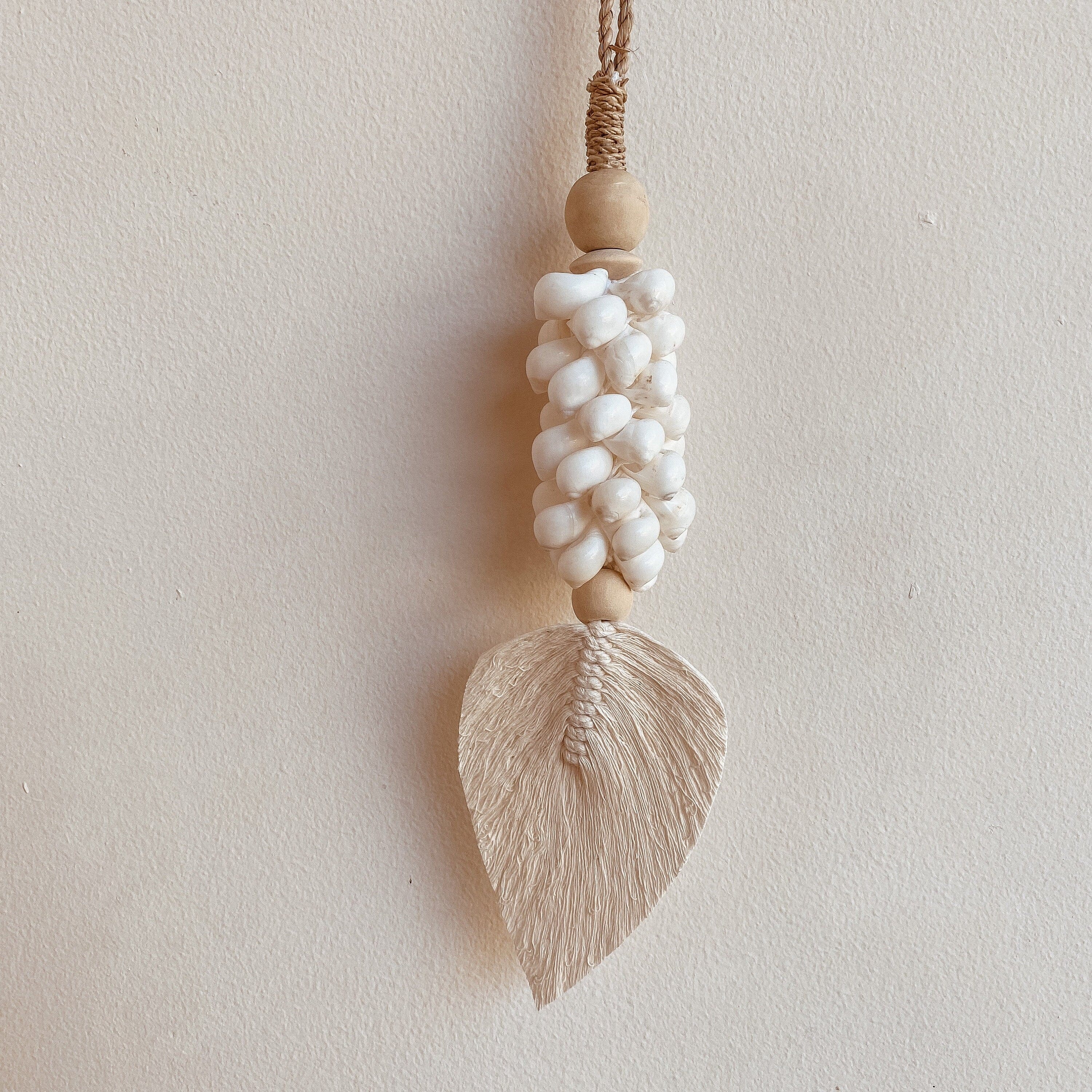 White Seashell Door Frame with Macramé Leaf – Coastal Boho Home Decor